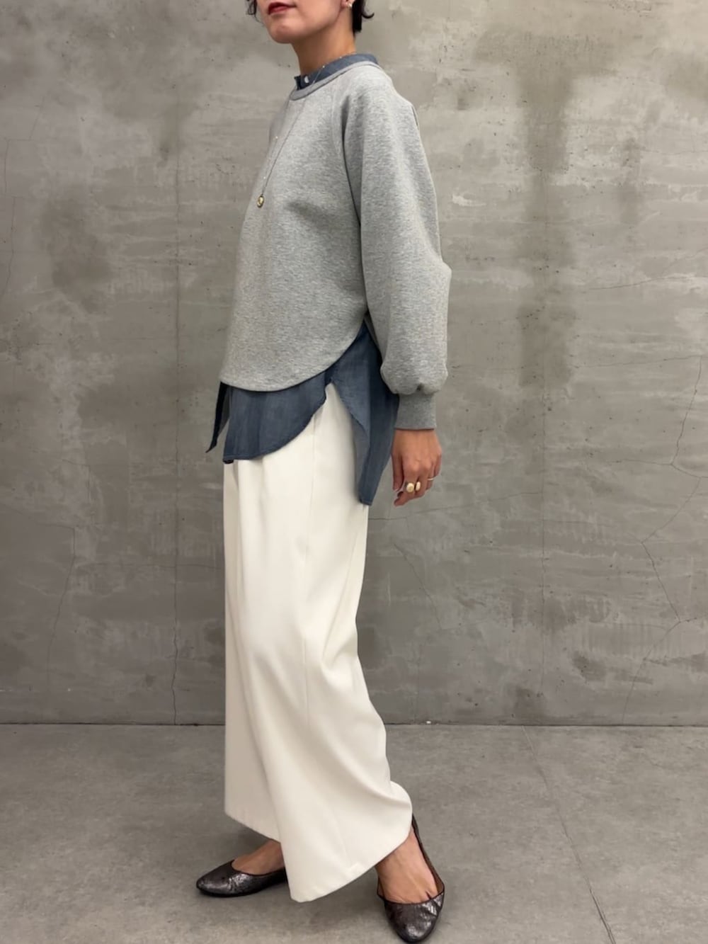 ブルー系のシャツ/ブラウス、ホワイト系のその他パンツ、グレー系のTシャツ/カットソーを着用したレディースの冬コーディネートの6枚目の写真