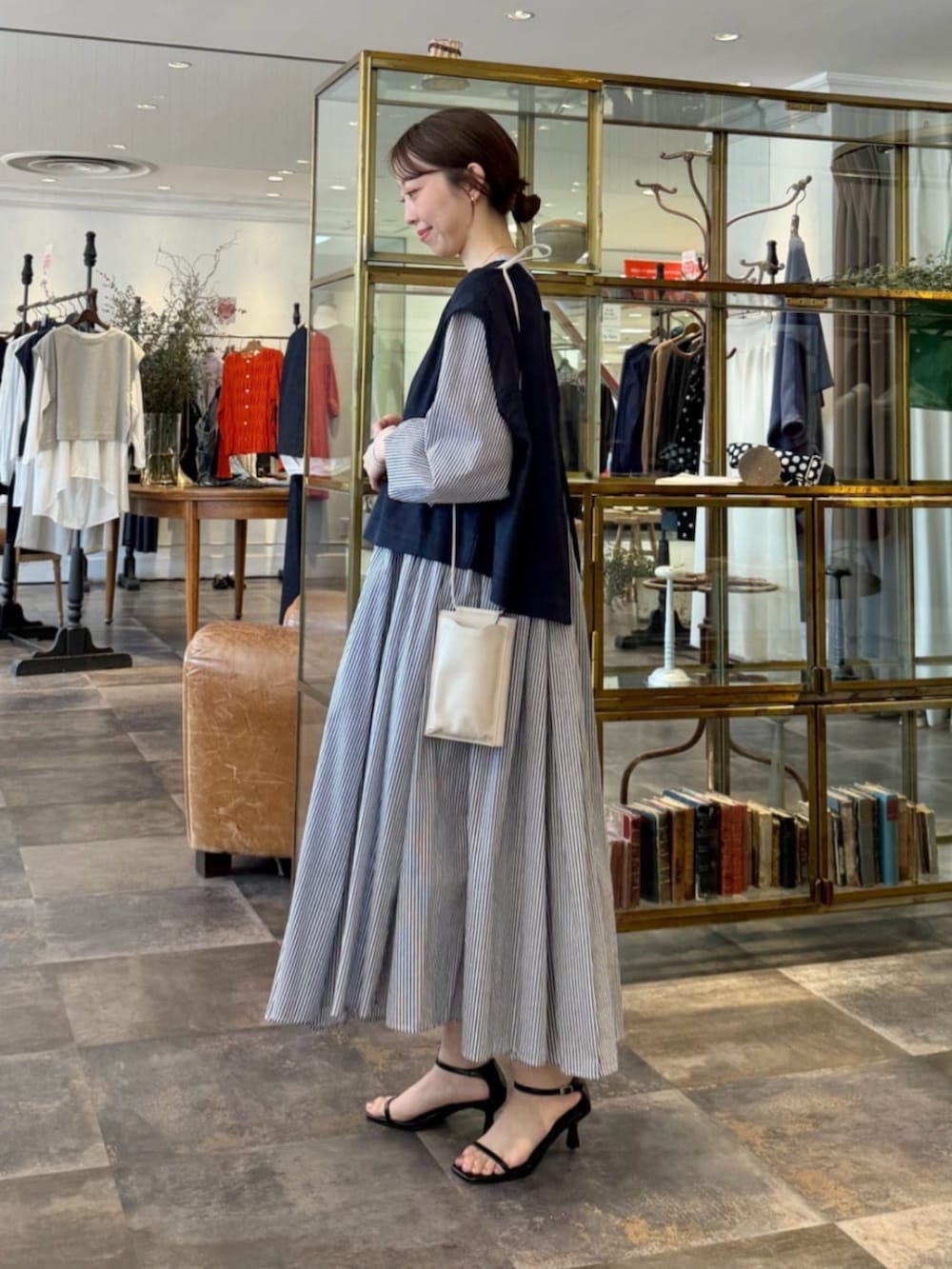 ブルー系のシャツ/ブラウス、ブルー系のワンピースを着用したレディースの春コーディネートの2枚目の写真