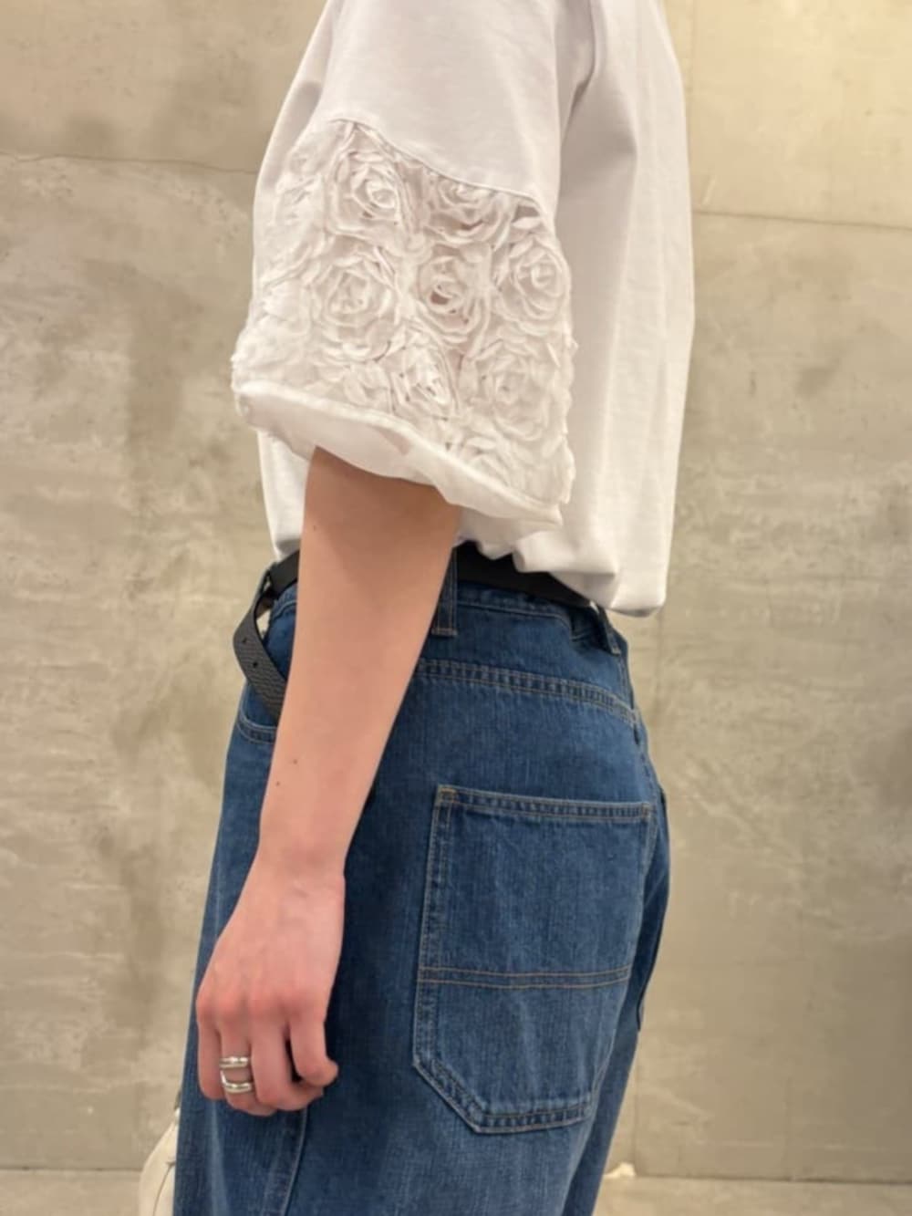 ホワイト系のトートバッグ、ブルー系のその他パンツ、ホワイト系のTシャツ/カットソーを着用したレディースの春コーディネートの6枚目の写真