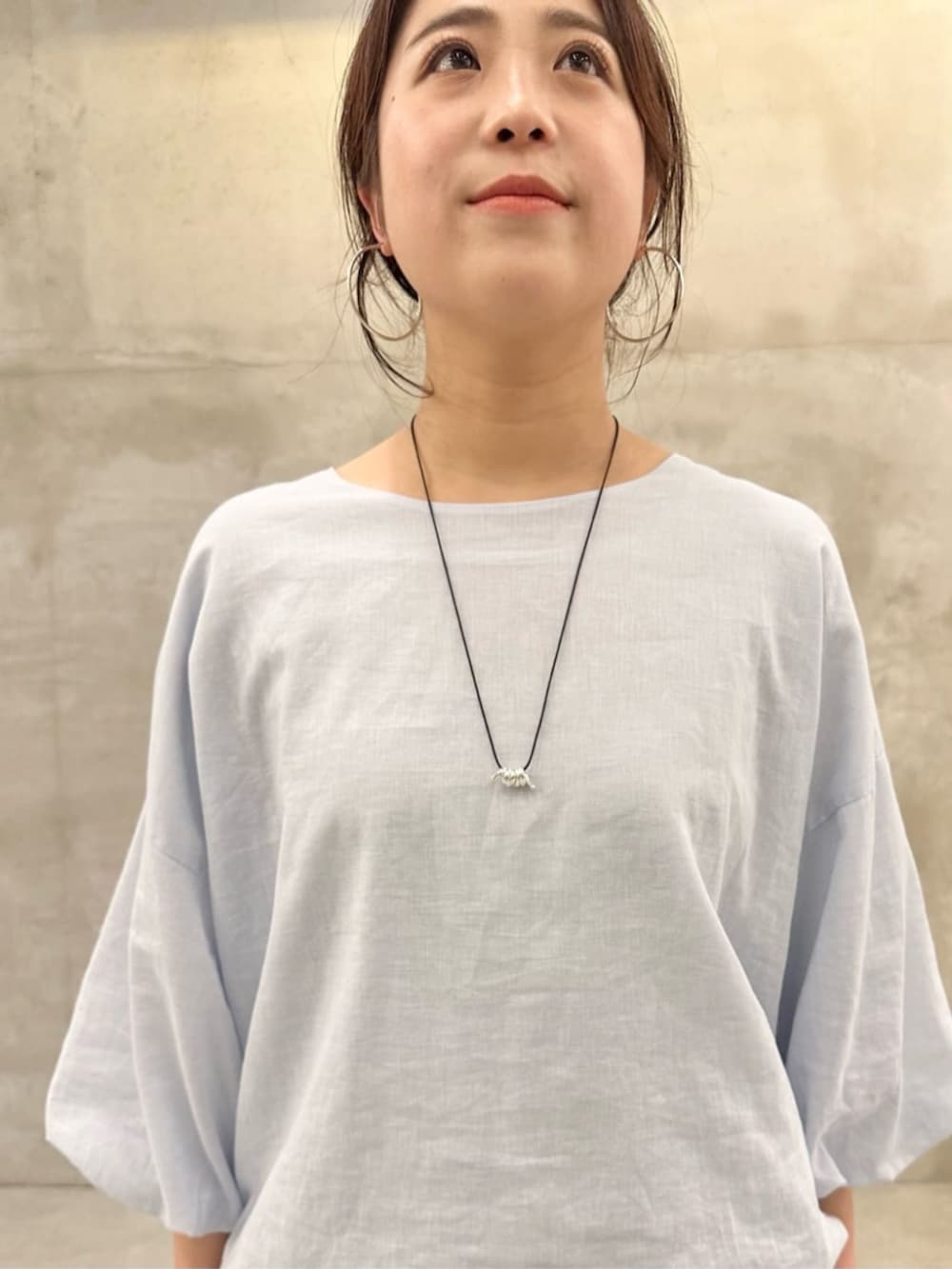 ホワイト系のトートバッグ、ブルー系のシャツ/ブラウス、ブラック系のその他パンツを着用したレディースの冬コーディネートの5枚目の写真