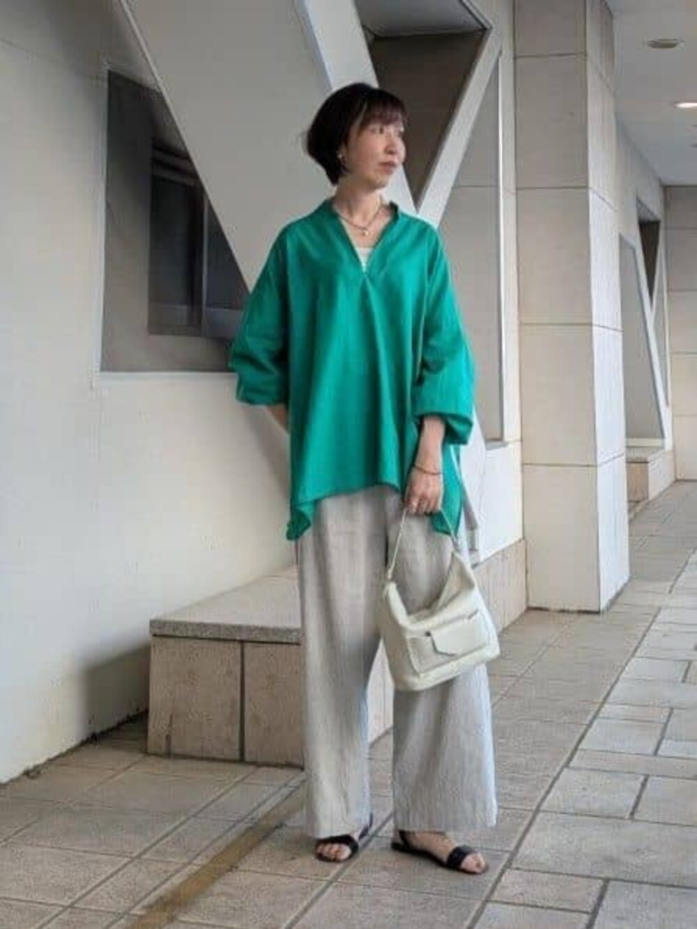 ベージュ系のその他パンツ、グリーン系のシャツ/ブラウスを着用したレディースの春コーディネートの2枚目の写真