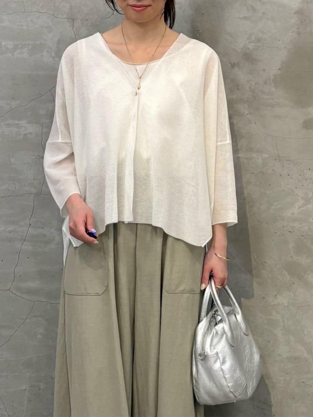 グリーン系のその他パンツ、ホワイト系のカーディガン/ボレロを着用したレディースの春コーディネートの4枚目の写真