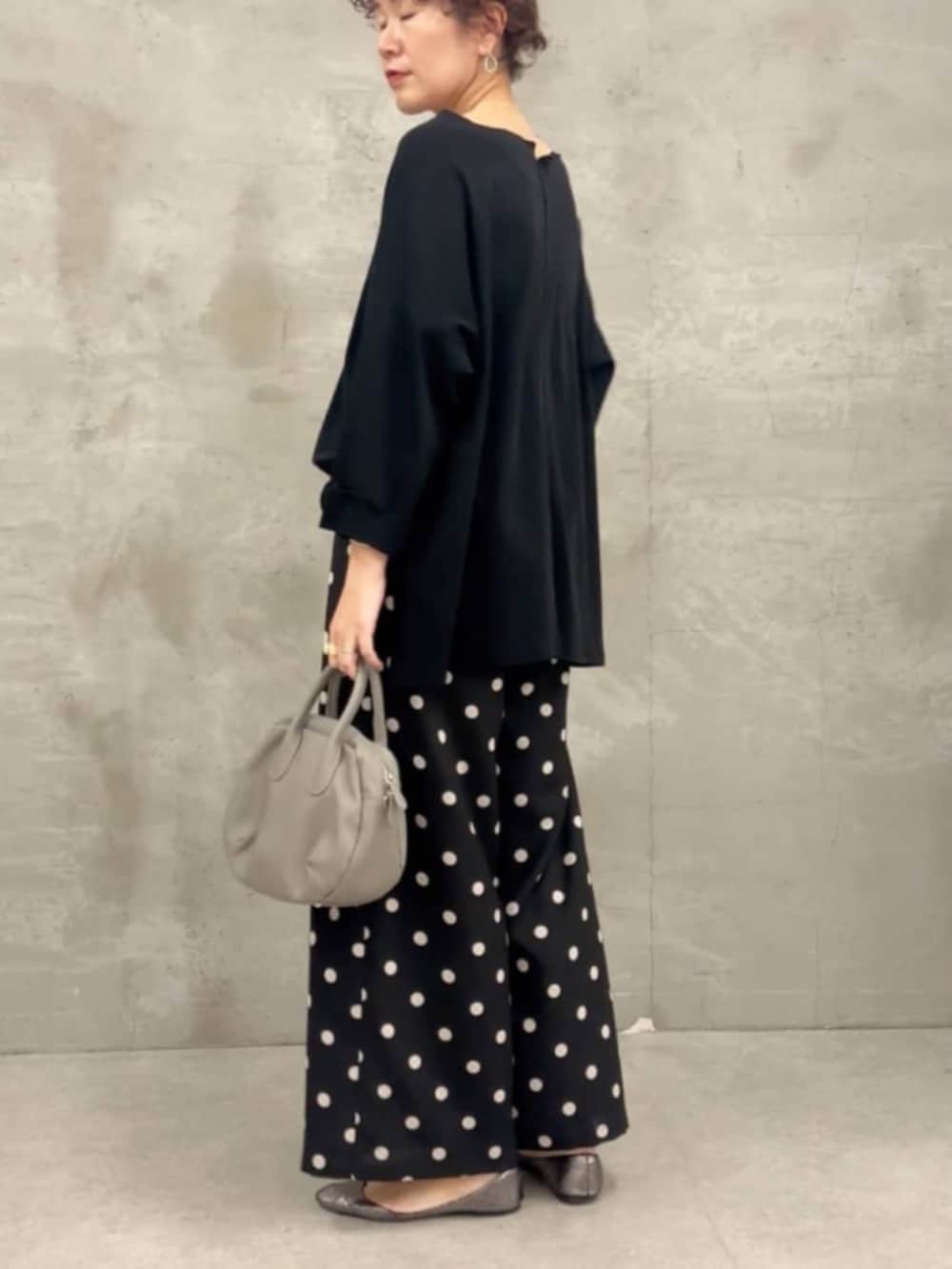 グレー系のボストンバッグ、ブラック系のTシャツ/カットソー、ブラック系のその他パンツを着用したレディースの冬コーディネートの5枚目の写真