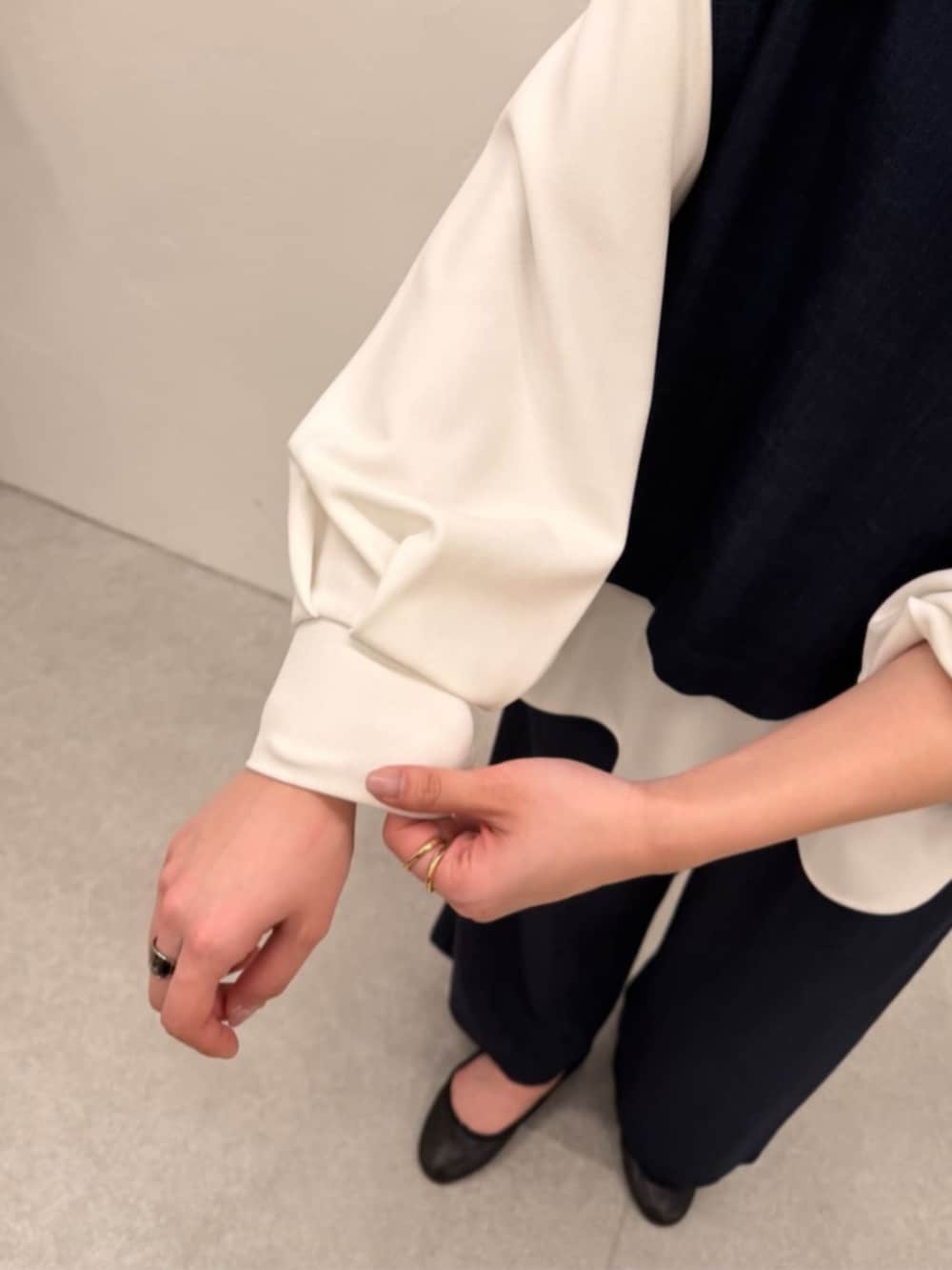 ブルー系のシャツ/ブラウス、ブルー系のその他パンツ、ホワイト系のシャツ/ブラウスを着用したレディースの春コーディネートの6枚目の写真