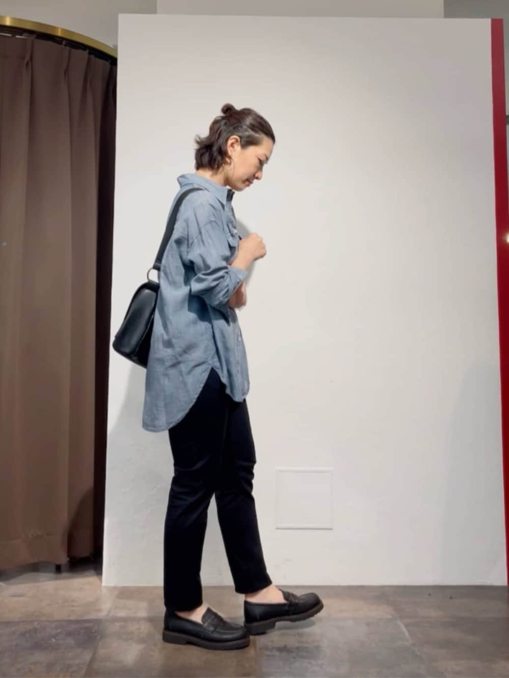 ブルー系のシャツ/ブラウス、ブラック系のその他パンツ、ブラック系のローファーを着用したレディースの春コーディネートの6枚目の写真