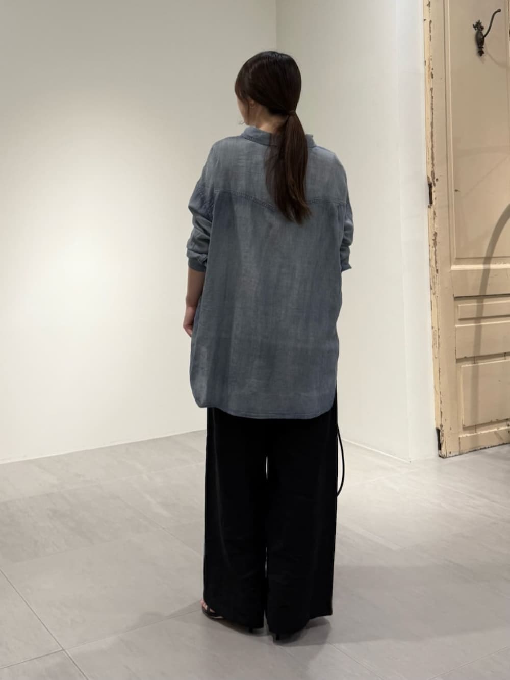ブルー系のシャツ/ブラウス、ホワイト系のシャツ/ブラウス、ブラック系のその他パンツを着用したレディースの春コーディネートの3枚目の写真