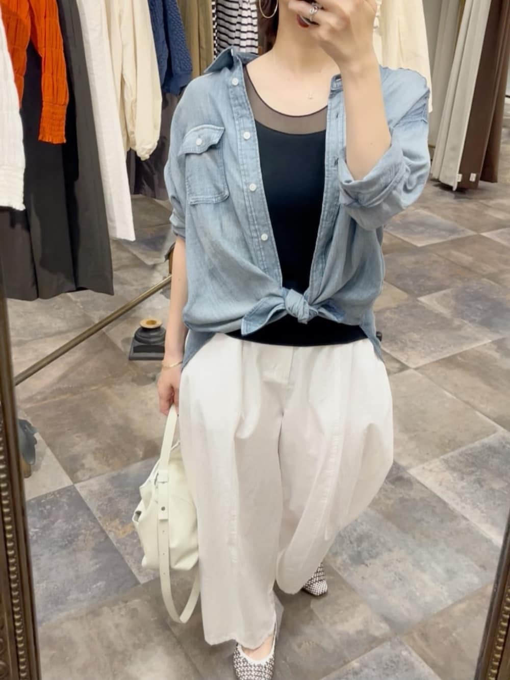 ブルー系のシャツ/ブラウス、ホワイト系のトートバッグ、ホワイト系のその他パンツを着用したレディースの春コーディネートの2枚目の写真