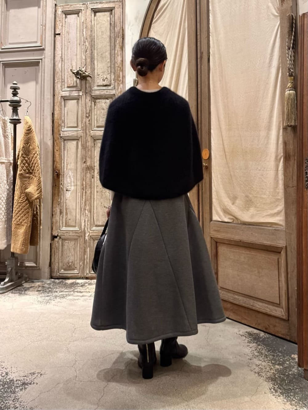 グレー系のスカートを着用したレディースの冬コーディネートの3枚目の写真