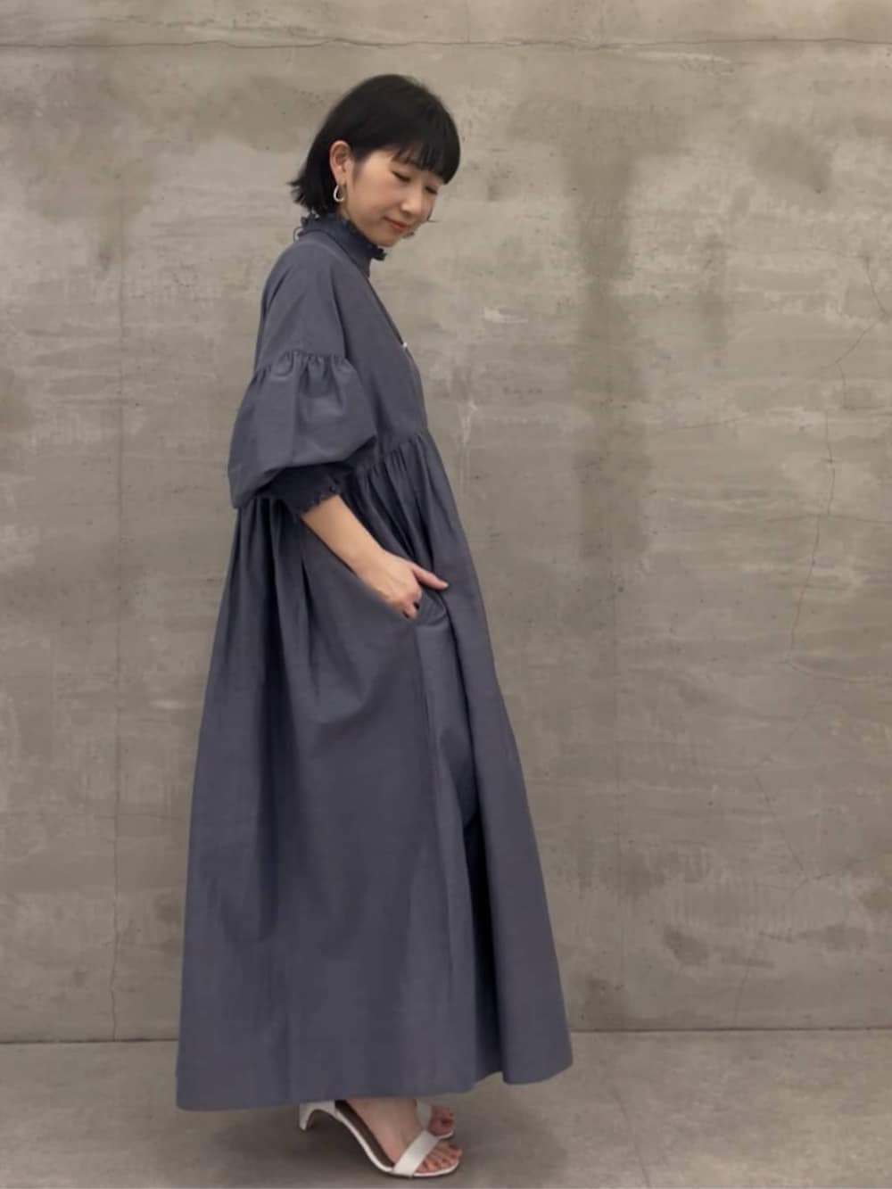 グレー系のボストンバッグ、グレー系のワンピースを着用したレディースの冬コーディネートの6枚目の写真