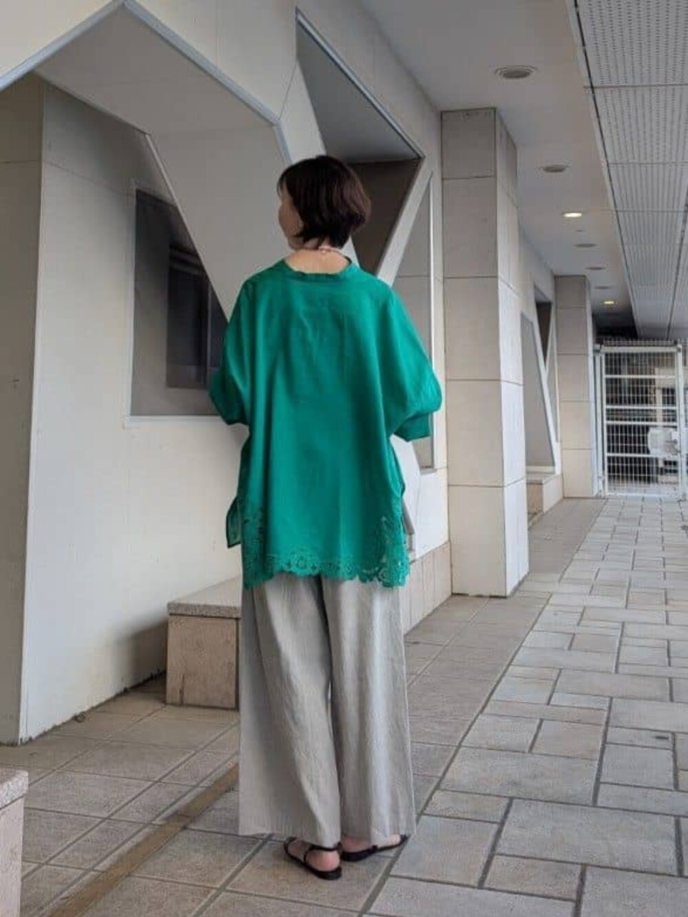 ベージュ系のその他パンツ、グリーン系のシャツ/ブラウスを着用したレディースの春コーディネートの3枚目の写真