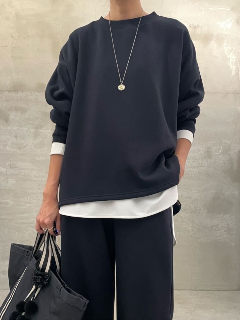 ホワイト系のシャツ/ブラウス、ブルー系のその他パンツ、ブルー系のTシャツ/カットソーを着用したレディースの秋コーディネートの4枚目の写真