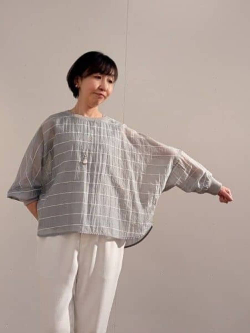 グレー系のボストンバッグ、グレー系のシャツ/ブラウス、ホワイト系のその他パンツを着用したレディースの春コーディネートの5枚目の写真