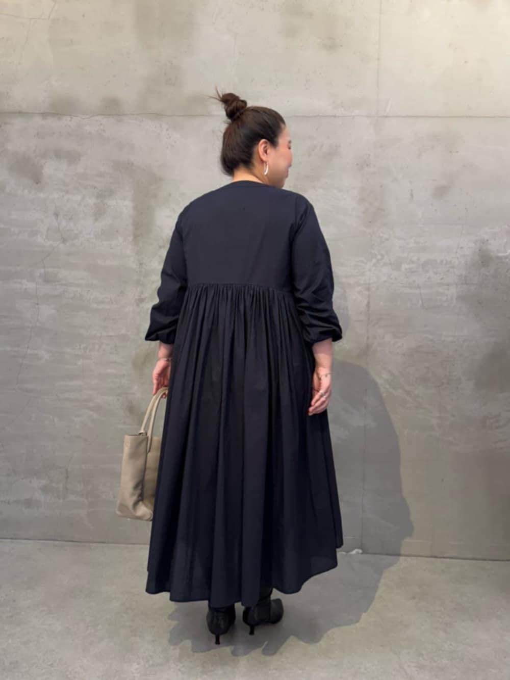 ブルー系のワンピースを着用したレディースの冬コーディネートの7枚目の写真