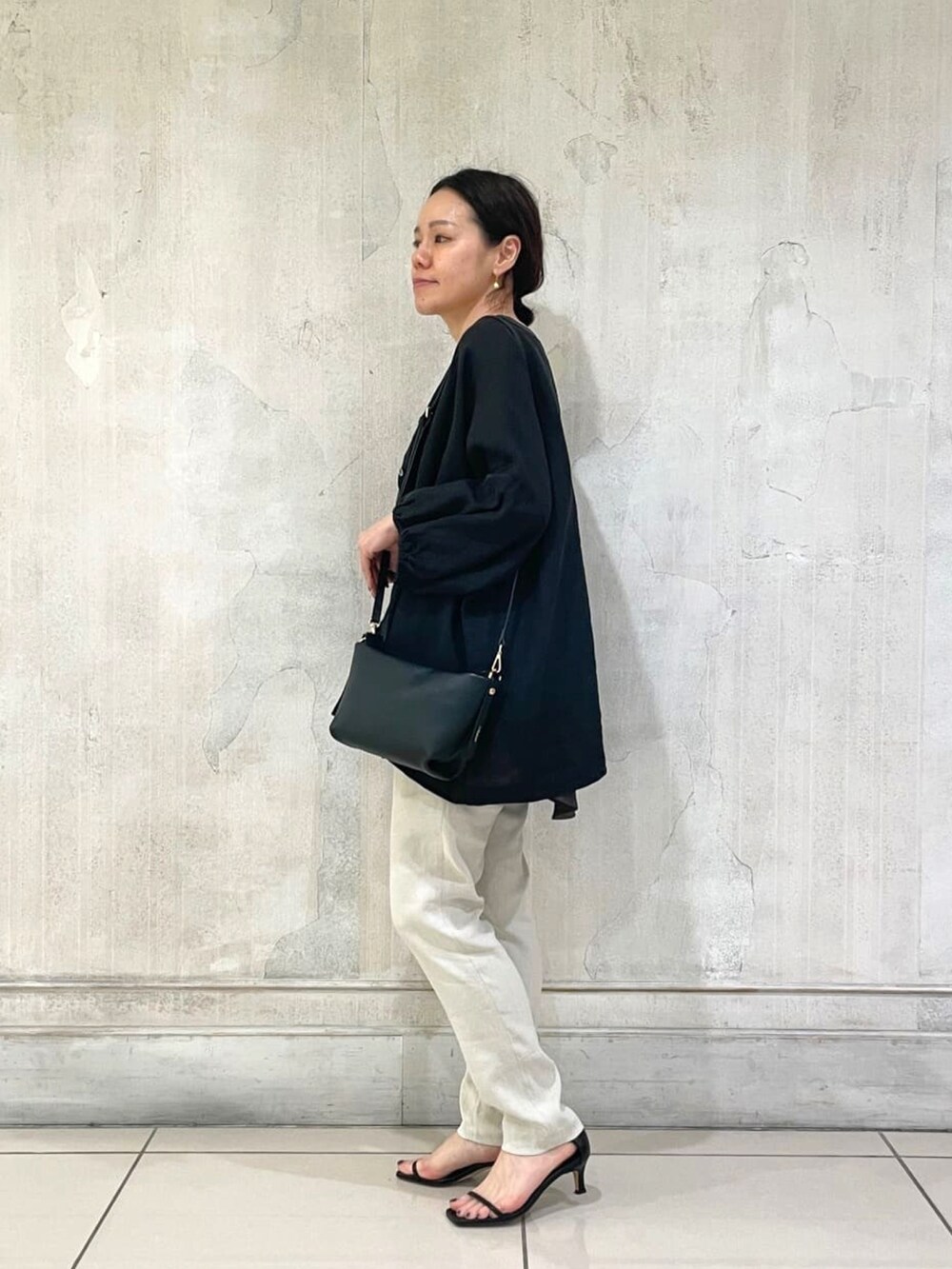 ブラック系のシャツ/ブラウス、グレー系のシャツ/ブラウスを着用したレディースの春コーディネートの2枚目の写真