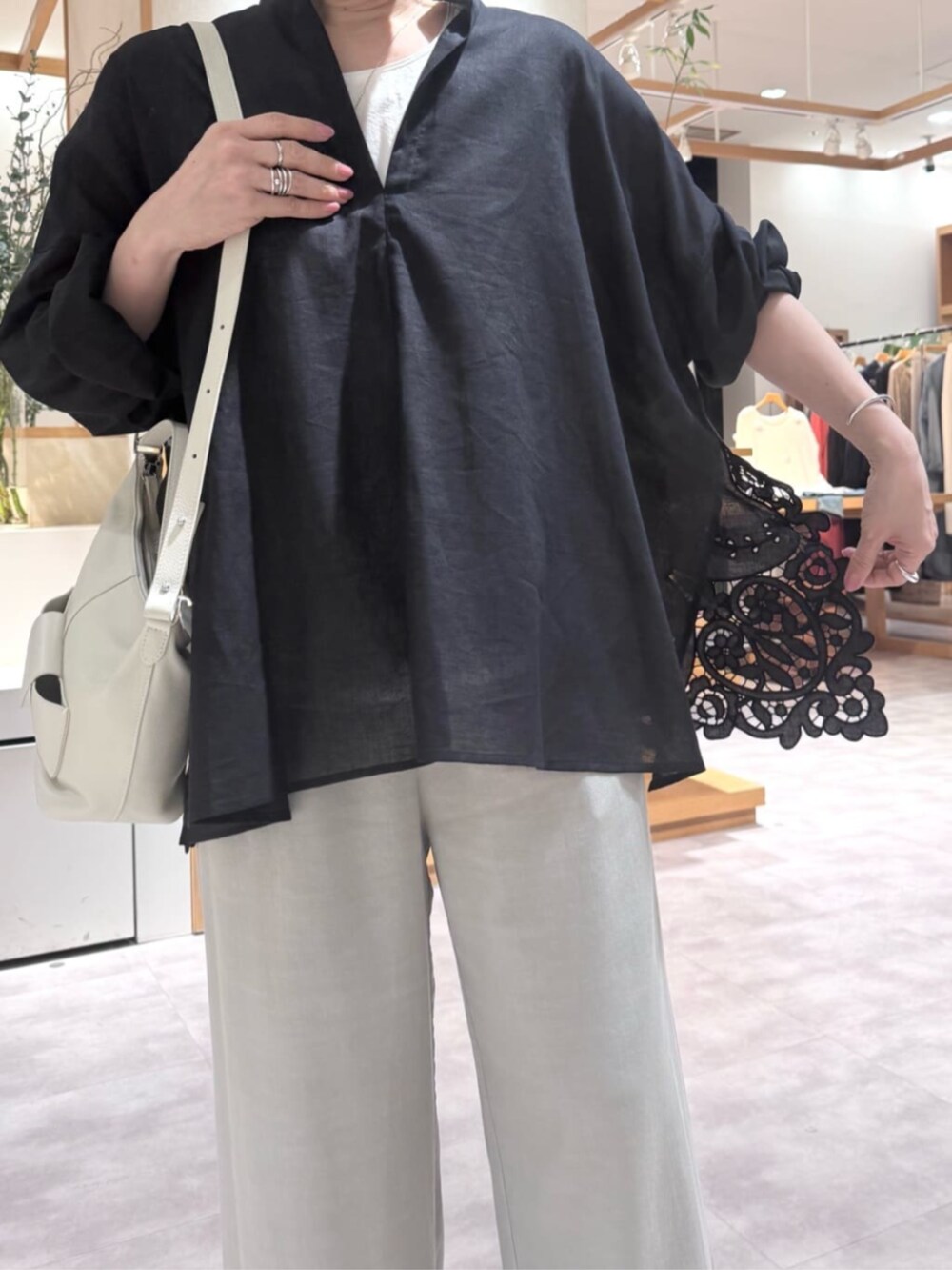 グレー系のその他パンツ、ブラック系のシャツ/ブラウスを着用したレディースの春コーディネートの9枚目の写真