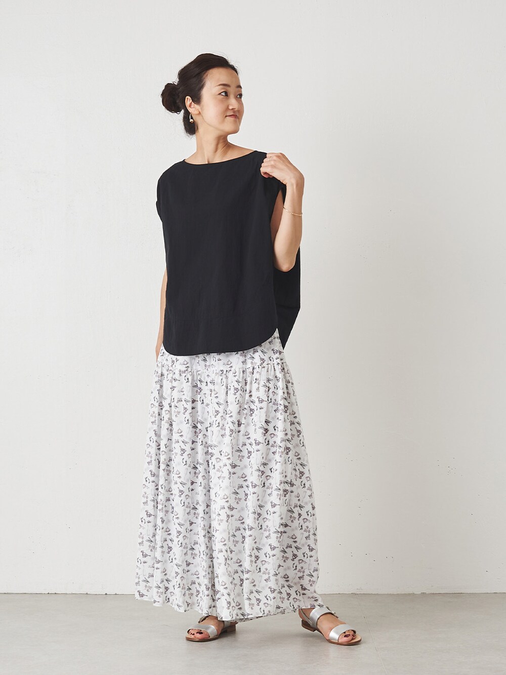 ブラック系のシャツ/ブラウス、ブラック系のその他パンツを着用したレディースの夏コーディネートの2枚目の写真