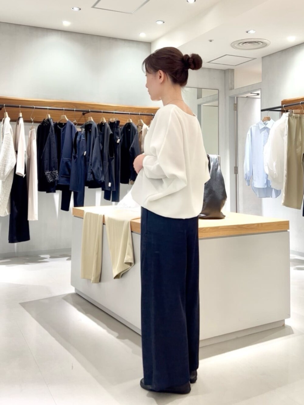 ブルー系のその他パンツ、ホワイト系のシャツ/ブラウスを着用したレディースの春コーディネートの5枚目の写真
