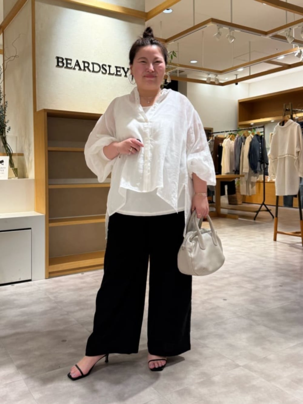 ホワイト系のシャツ/ブラウス、ブラック系のその他パンツ、ホワイト系のシャツ/ブラウスを着用したレディースの春コーディネートの2枚目の写真