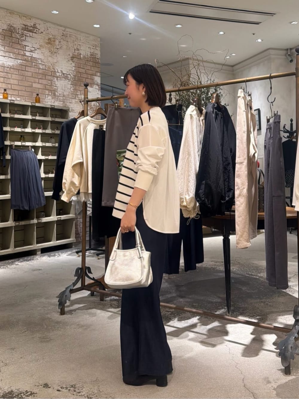 ブルー系のその他パンツ、ホワイト系のニット/セーターを着用したレディースの冬コーディネートの3枚目の写真