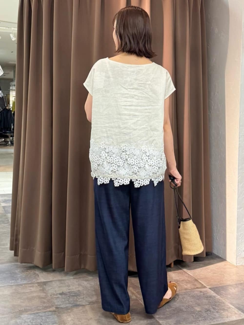 ブルー系のその他パンツ、ホワイト系のシャツ/ブラウスを着用したレディースの春コーディネートの3枚目の写真