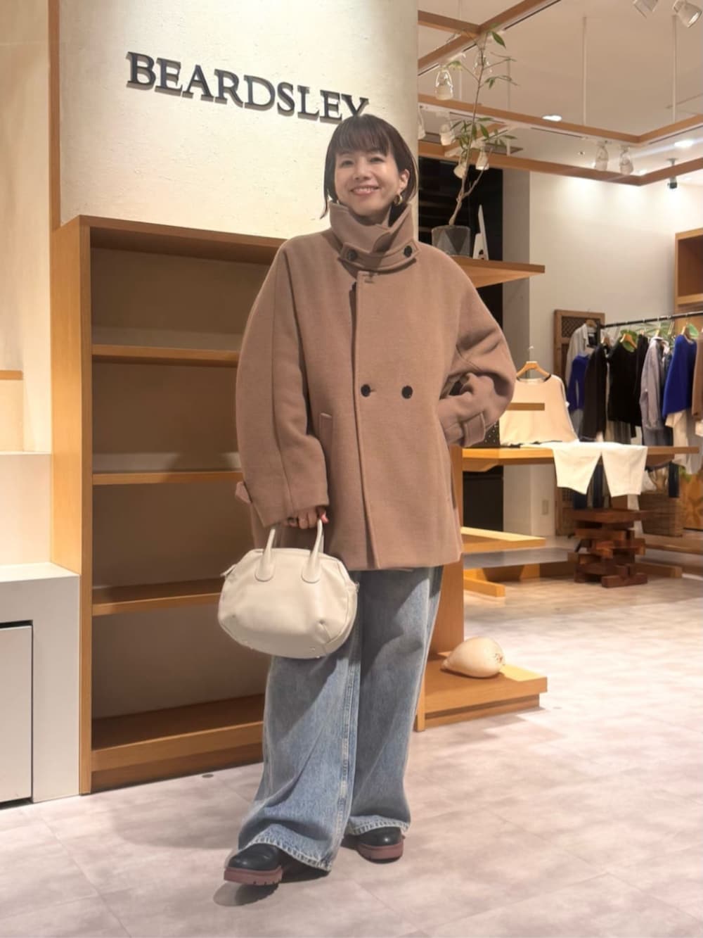 ブルー系のデニムパンツ、イエロー系のその他アウターを着用したレディースの秋コーディネートの5枚目の写真