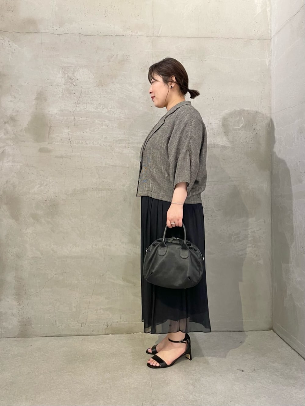 ブラック系のボストンバッグ、ブラック系のその他パンツ、ベージュ系のテーラードジャケットを着用したレディースの春コーディネートの2枚目の写真