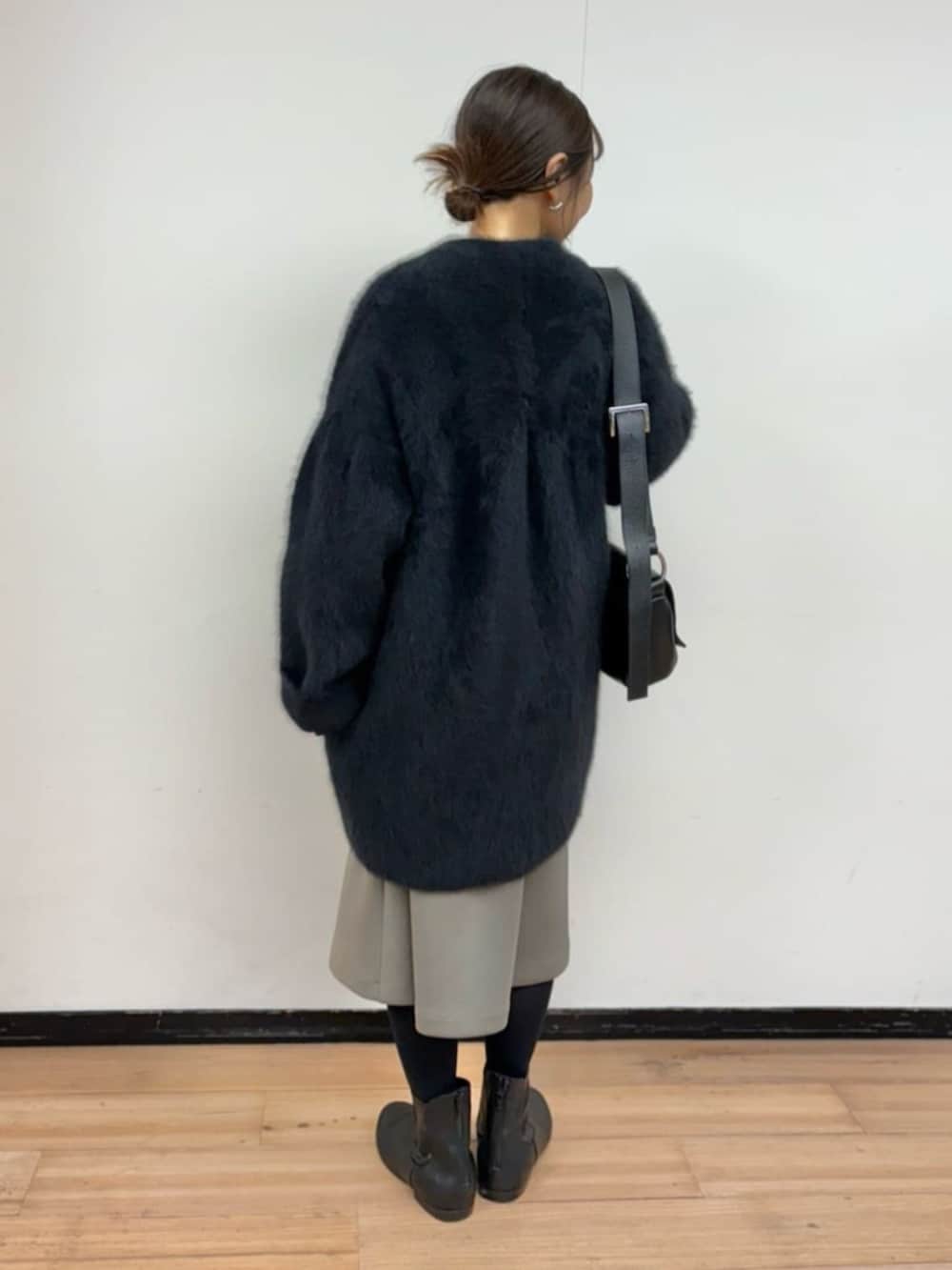 ブラック系のその他アウター、ブラウン系のワンピース、ブラック系のショルダーバッグを着用したレディースの冬コーディネートの7枚目の写真