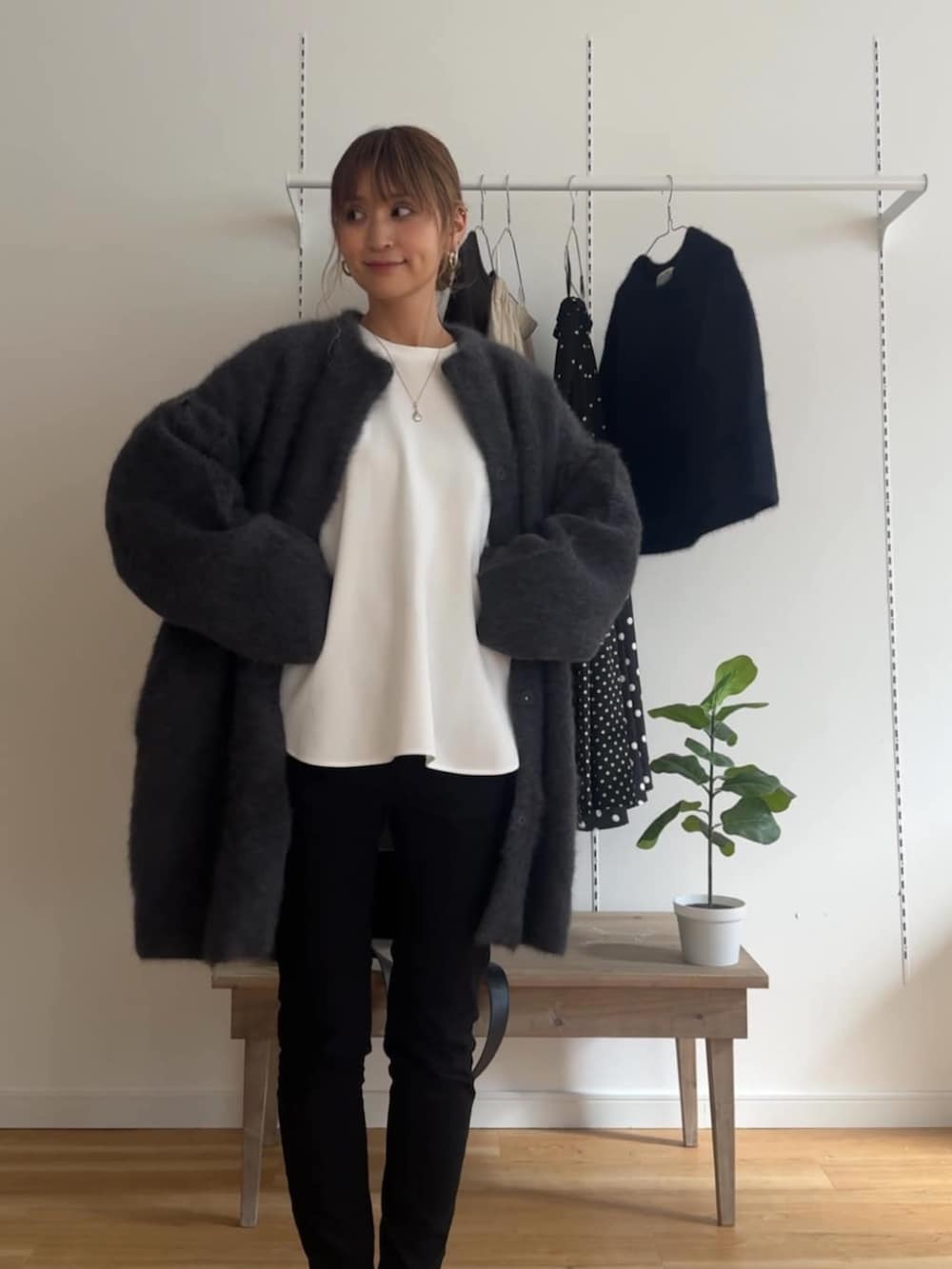 ブラック系のその他パンツ、ブラック系のニット/セーター、グレー系のその他アウターを着用したレディースの夏コーディネートの5枚目の写真