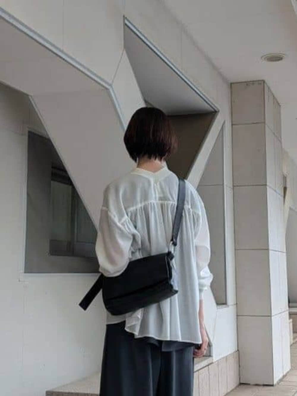 グレー系のその他パンツ、ホワイト系のシャツ/ブラウス、ホワイト系のスニーカーを着用したレディースの春コーディネートの4枚目の写真