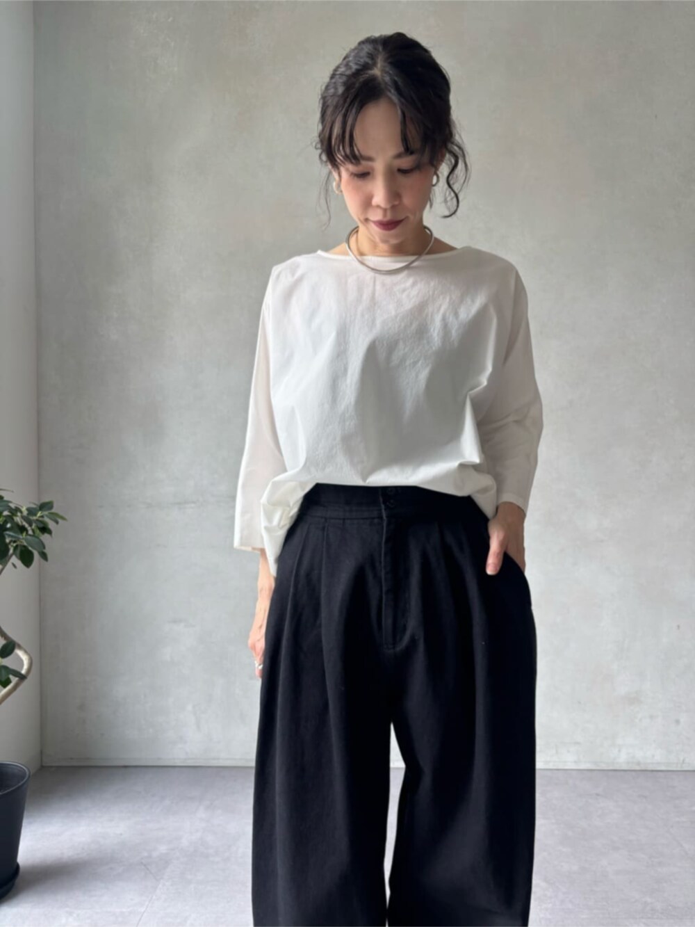 ブラック系のその他パンツを着用したレディースの夏コーディネートの4枚目の写真
