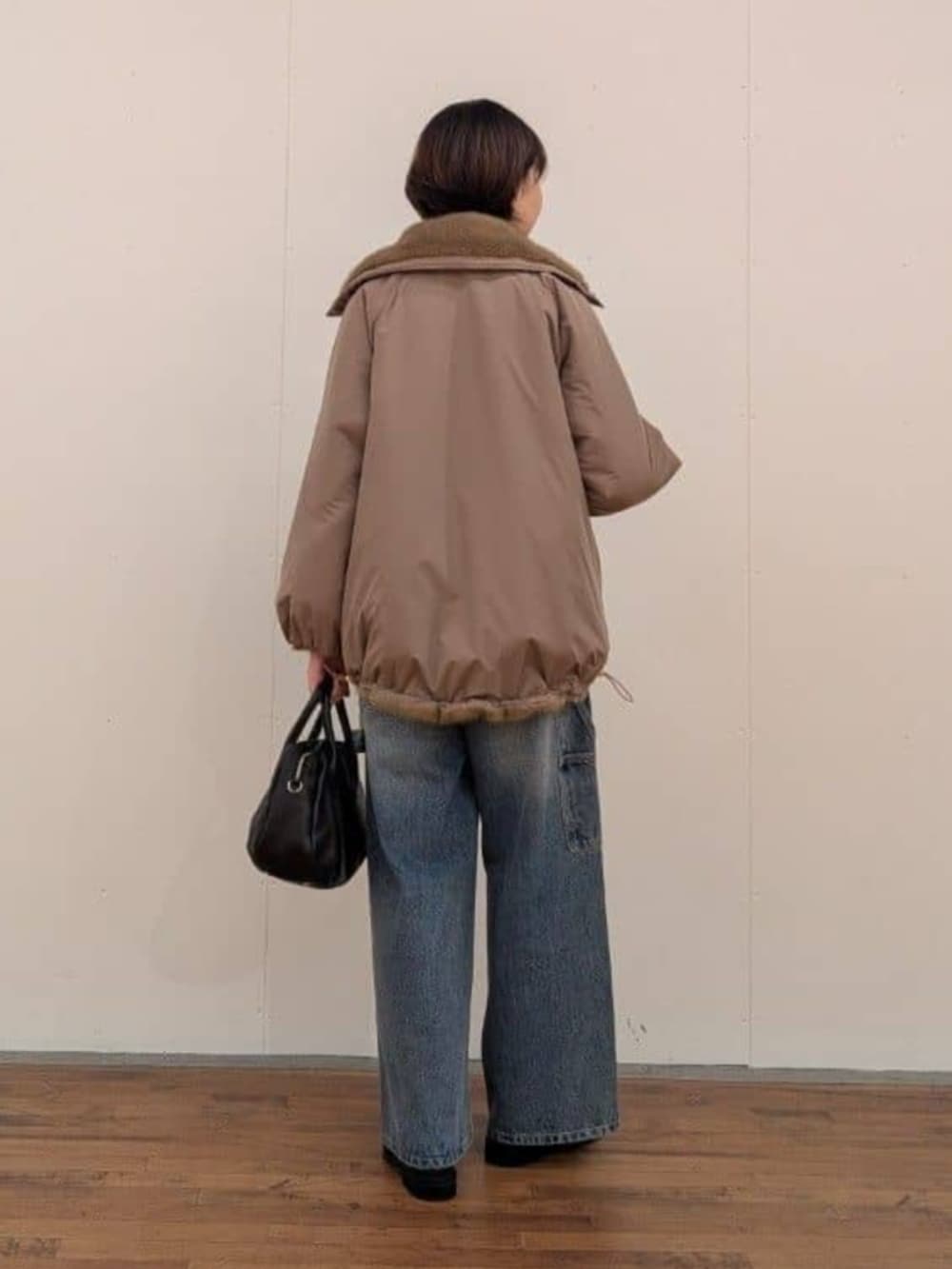 ブルー系のその他パンツ、ベージュ系のブルゾン、ブラウン系のローファーを着用したレディースの秋コーディネートの9枚目の写真