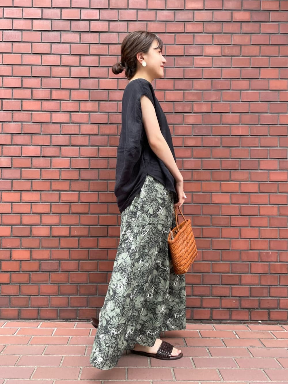 ブラック系のシャツ/ブラウス、グリーン系のその他パンツを着用したレディースの夏コーディネートの2枚目の写真