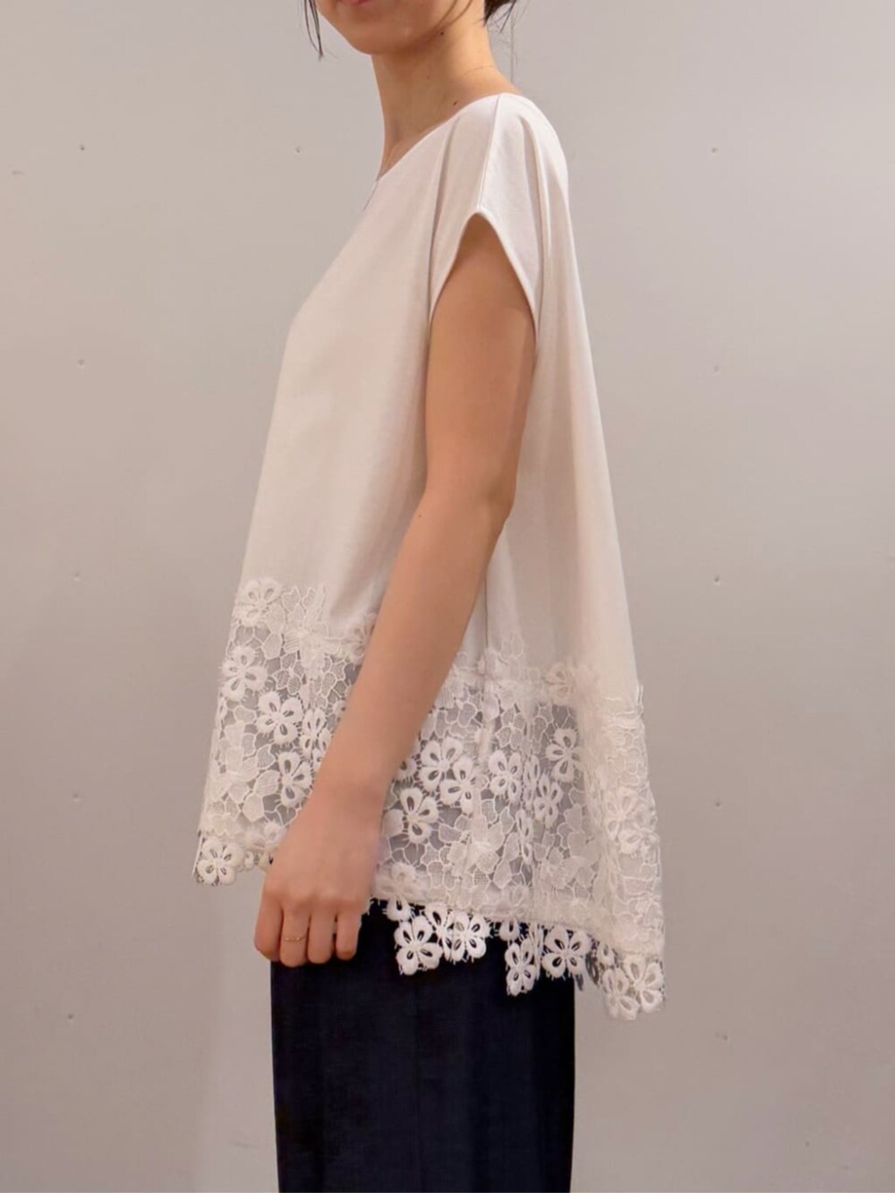 ブルー系のシャツ/ブラウス、ブルー系のその他パンツ、ホワイト系のTシャツ/カットソーを着用したレディースの冬コーディネートの10枚目の写真