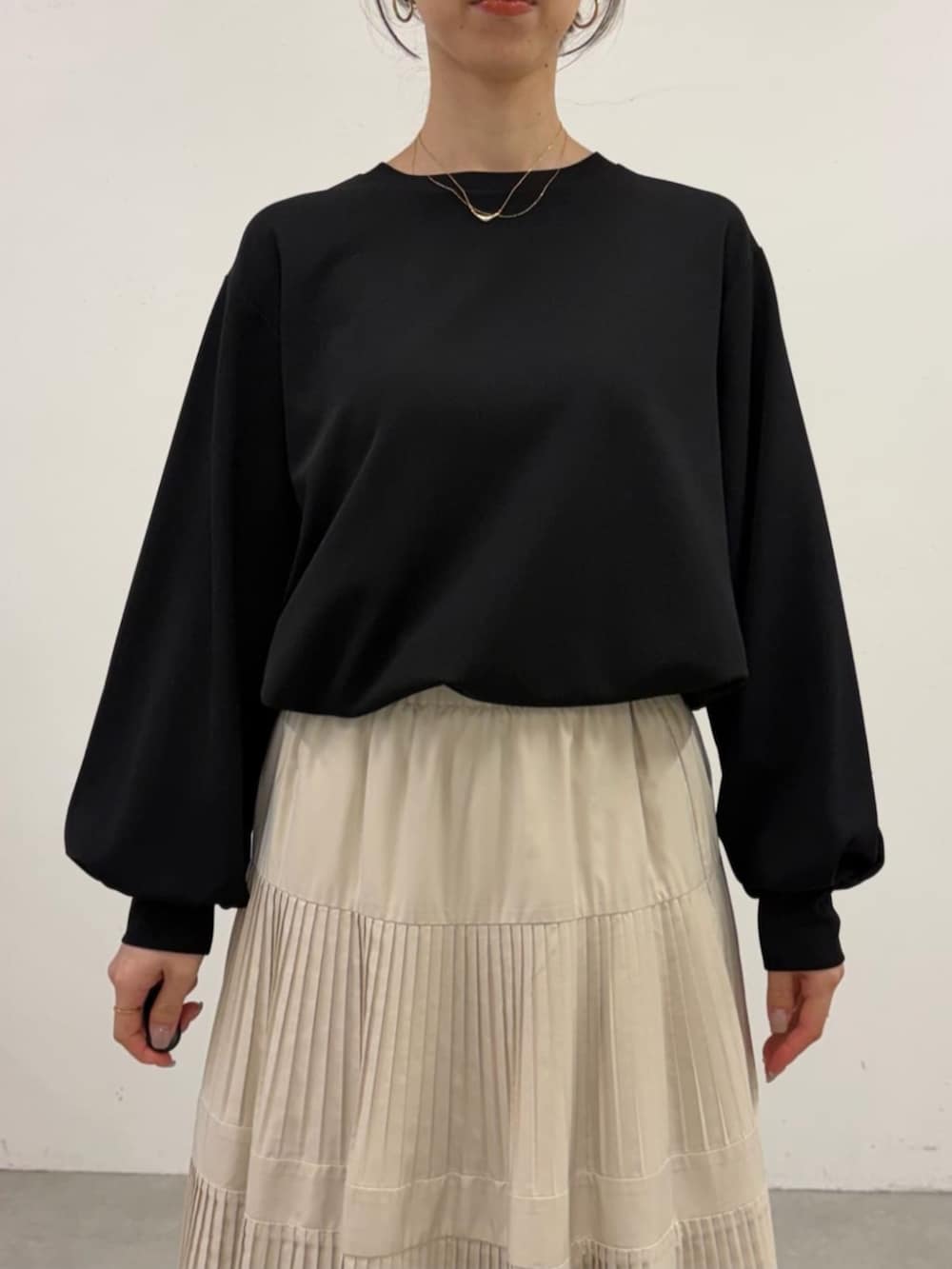 ホワイト系のスカート、ブラック系のシャツ/ブラウスを着用したレディースの春コーディネートの4枚目の写真