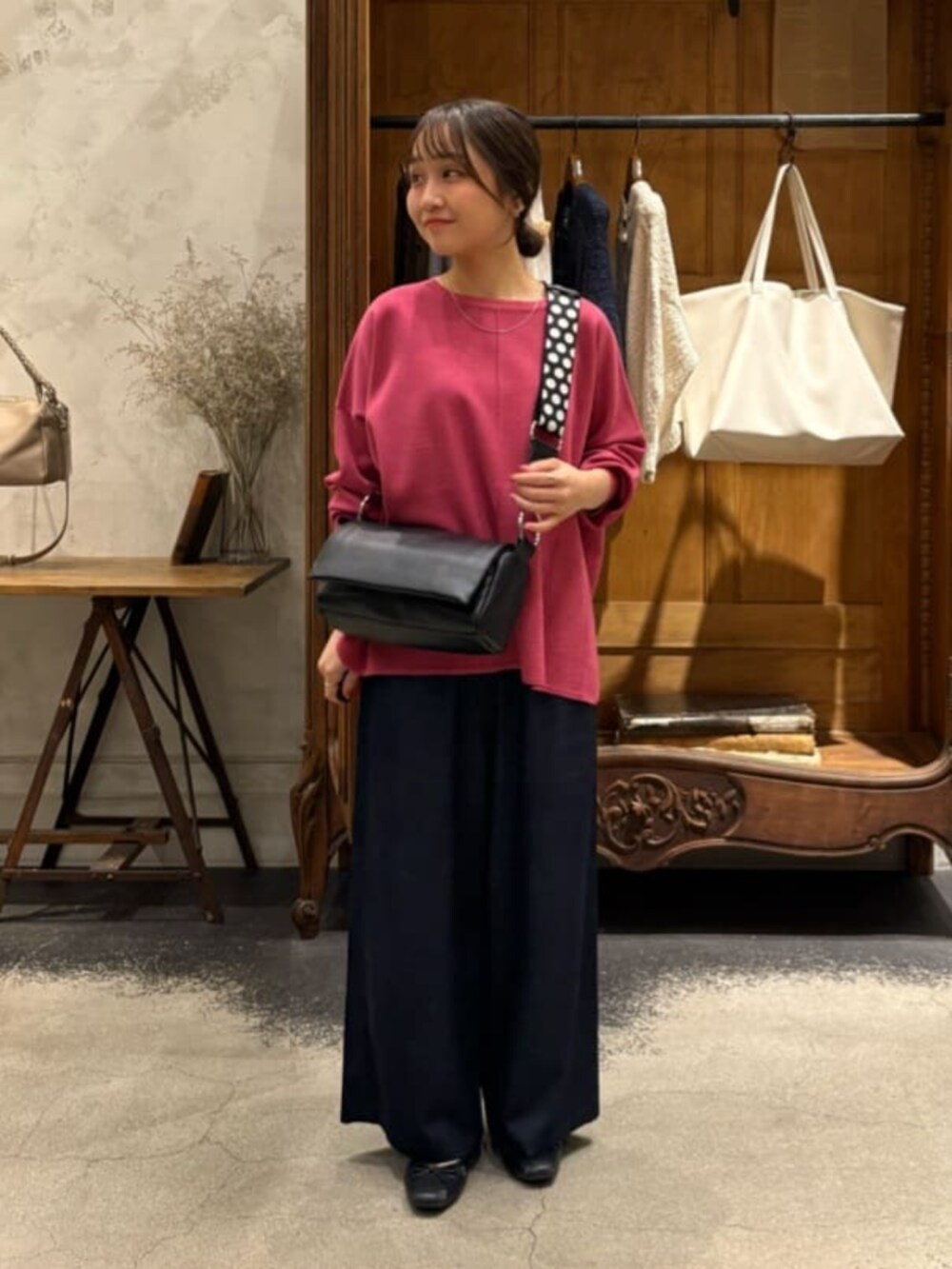 ブラック系のその他を着用したレディースの冬コーディネートの3枚目の写真