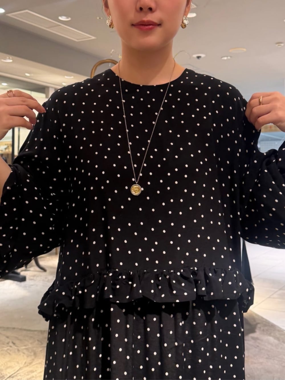 ブラック系のハンドバッグ、ブラック系のワンピースを着用したレディースの春コーディネートの7枚目の写真