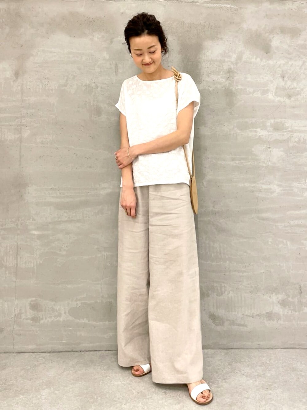 ブラック系のカーディガン/ボレロ、ホワイト系のTシャツ/カットソー、ベージュ系のその他パンツを着用したレディースの春コーディネートの2枚目の写真