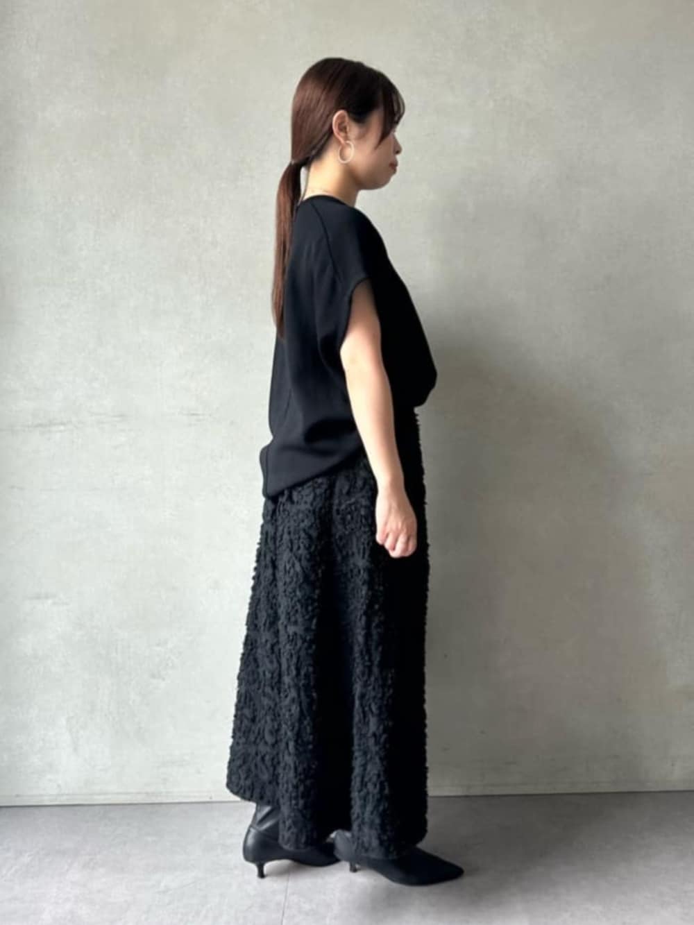 グレー系のボストンバッグ、ブラック系のその他パンツ、ブラック系のニット/セーターを着用したレディースの夏コーディネートの4枚目の写真