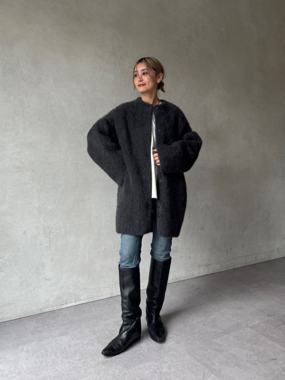 ブルー系のデニムパンツ、ブラック系のショルダーバッグ、グレー系のその他アウターを着用したレディースの夏コーディネートの2枚目の写真