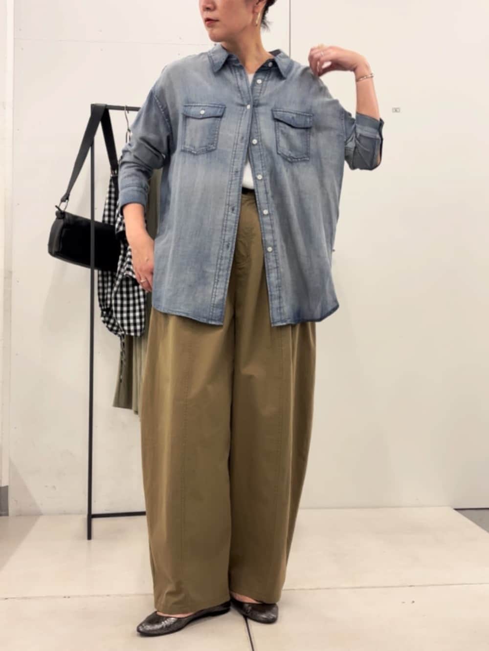 ブルー系のシャツ/ブラウス、イエロー系のその他パンツを着用したレディースの春コーディネートの2枚目の写真
