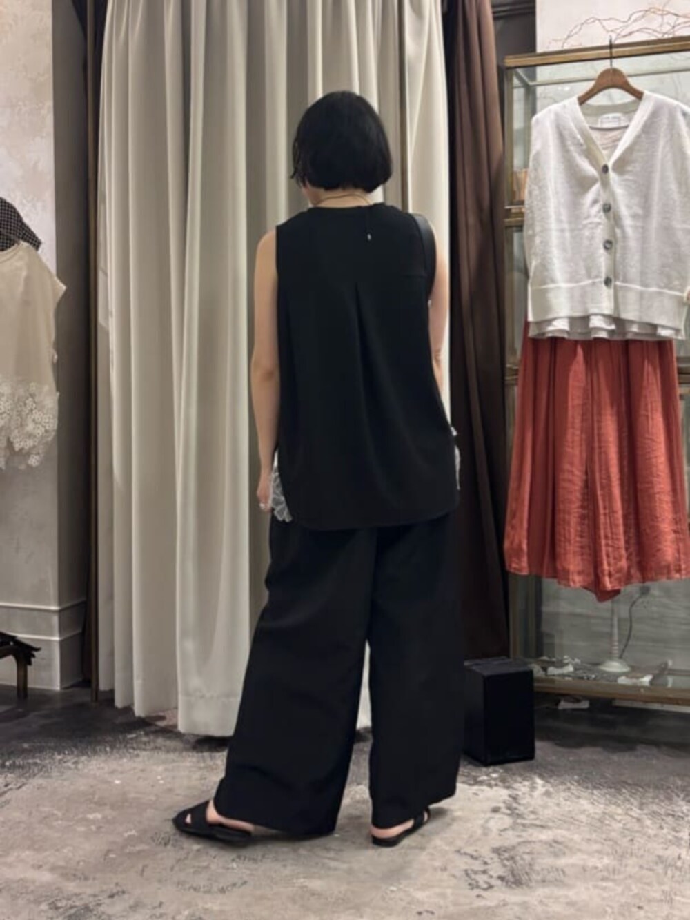 ホワイト系のキャミソール、ブラック系のその他パンツ、ブラック系のキャミソールを着用したレディースの夏コーディネートの3枚目の写真