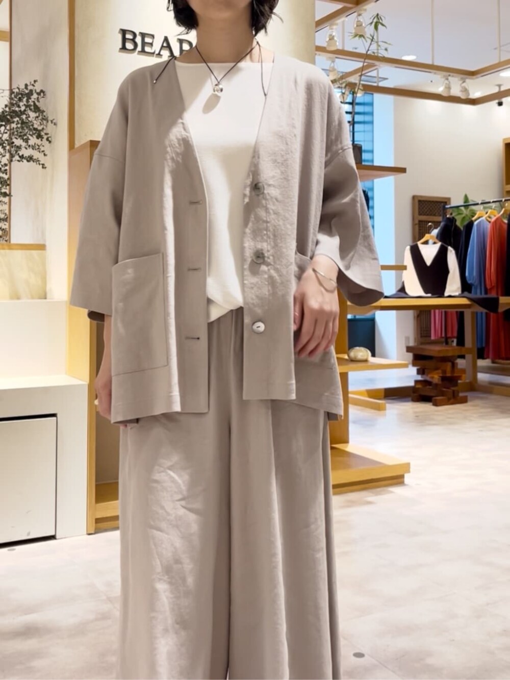 ホワイト系のシャツ/ブラウス、グレー系のその他パンツ、グレー系のその他アウターを着用したレディースの春コーディネートの5枚目の写真