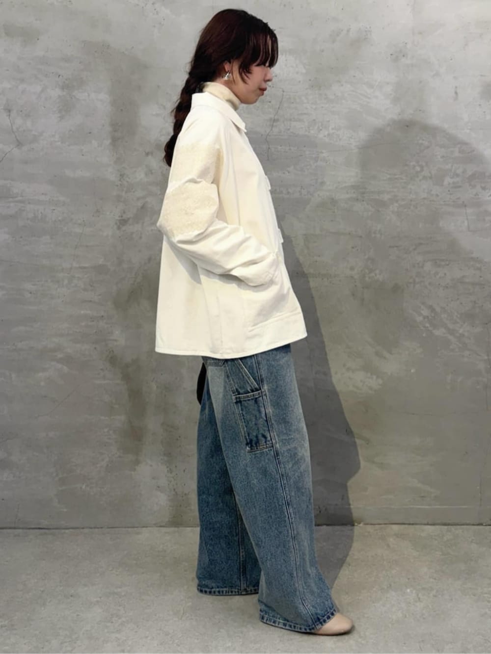 ブルー系のデニムパンツ、ホワイト系のその他アウターを着用したレディースの秋コーディネートの5枚目の写真