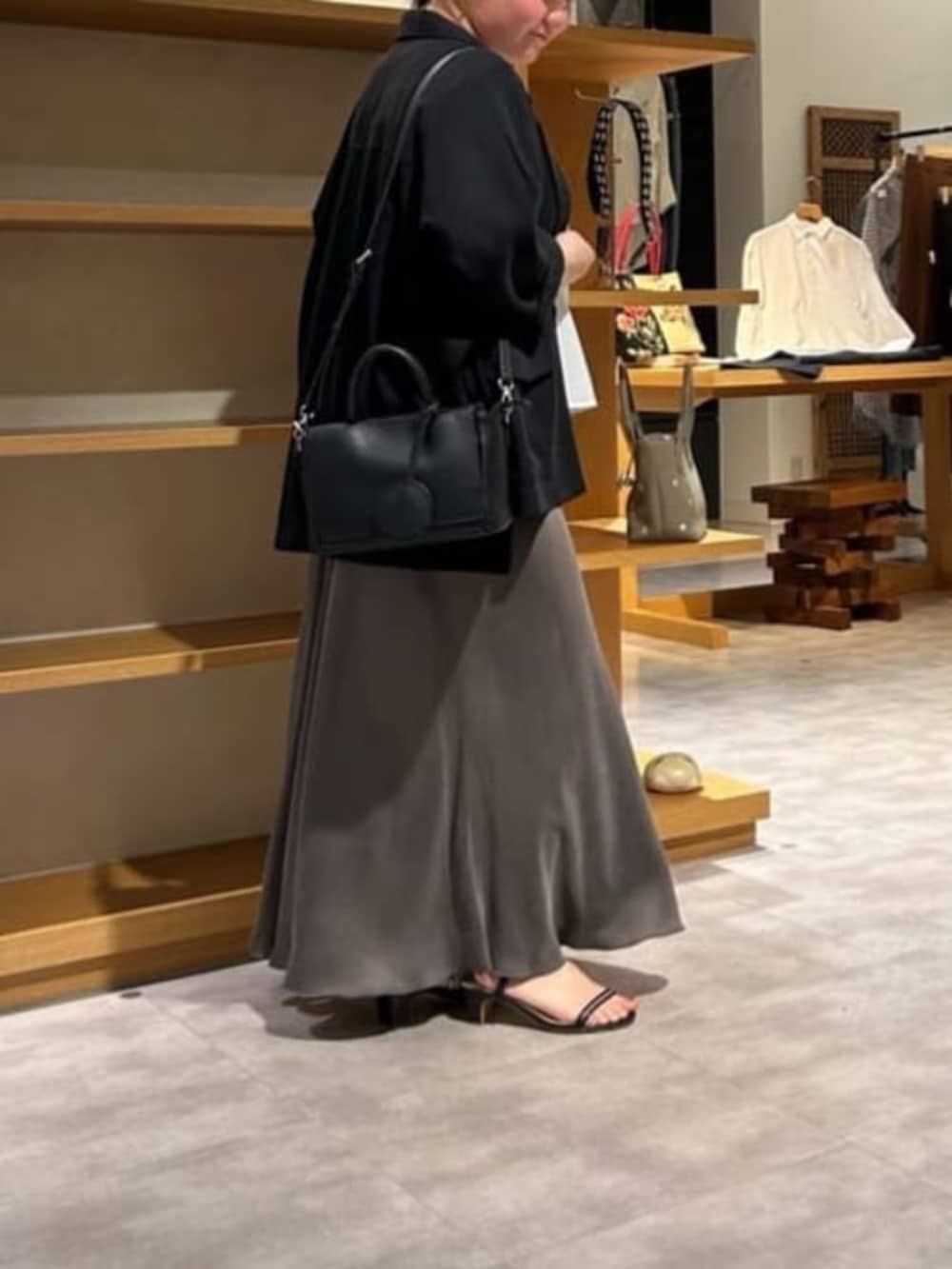 グリーン系のスカート、ブラック系のテーラードジャケット、ホワイト系のシャツ/ブラウスを着用したレディースの春コーディネートの6枚目の写真