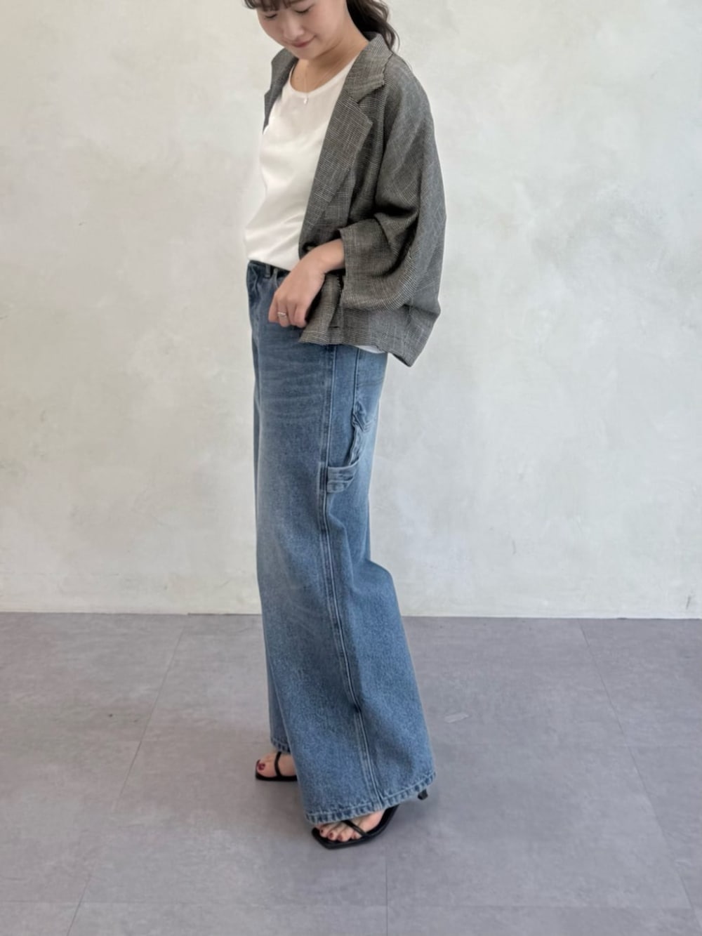ブルー系のその他パンツ、ホワイト系のシャツ/ブラウス、ベージュ系のテーラードジャケットを着用したレディースの春コーディネートの7枚目の写真