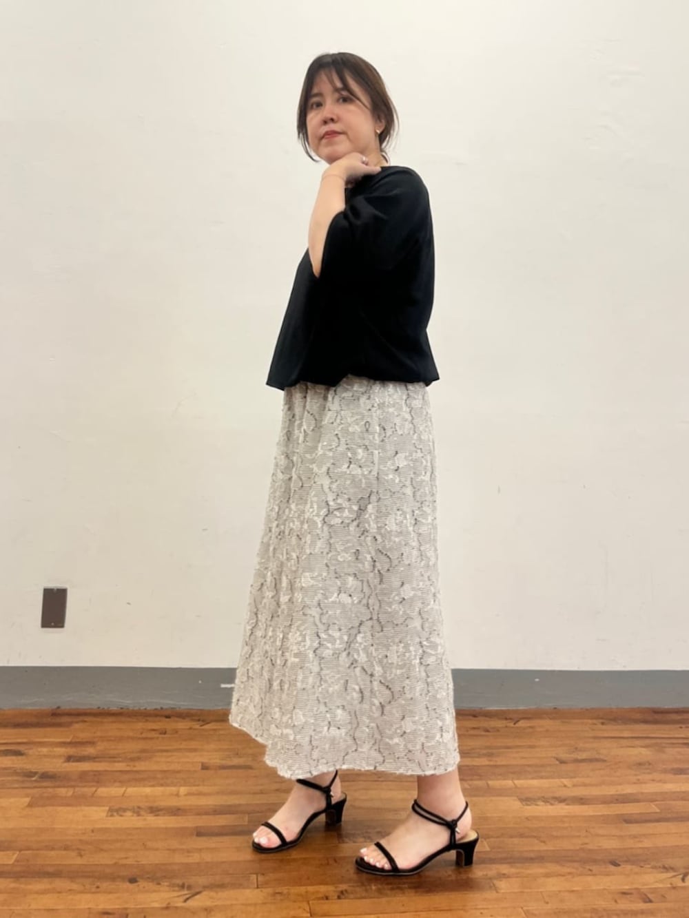 グレー系のボストンバッグ、ホワイト系のその他パンツ、ブラック系のTシャツ/カットソーを着用したレディースの夏コーディネートの3枚目の写真