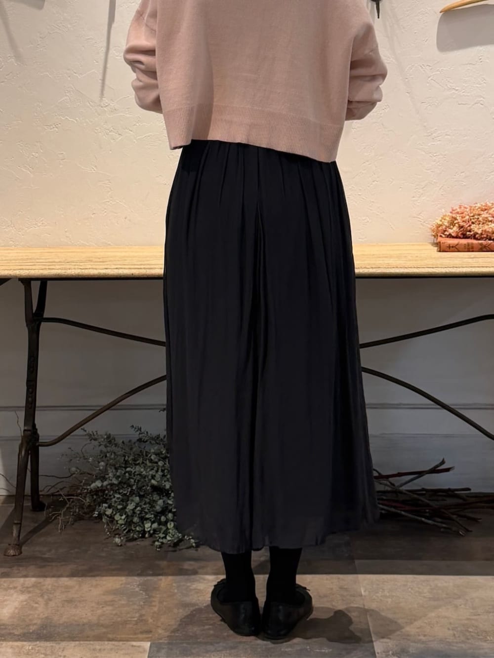 ブラック系のボストンバッグ、ブラック系のその他パンツ、ピンク系のカーディガン/ボレロを着用したレディースの冬コーディネートの8枚目の写真