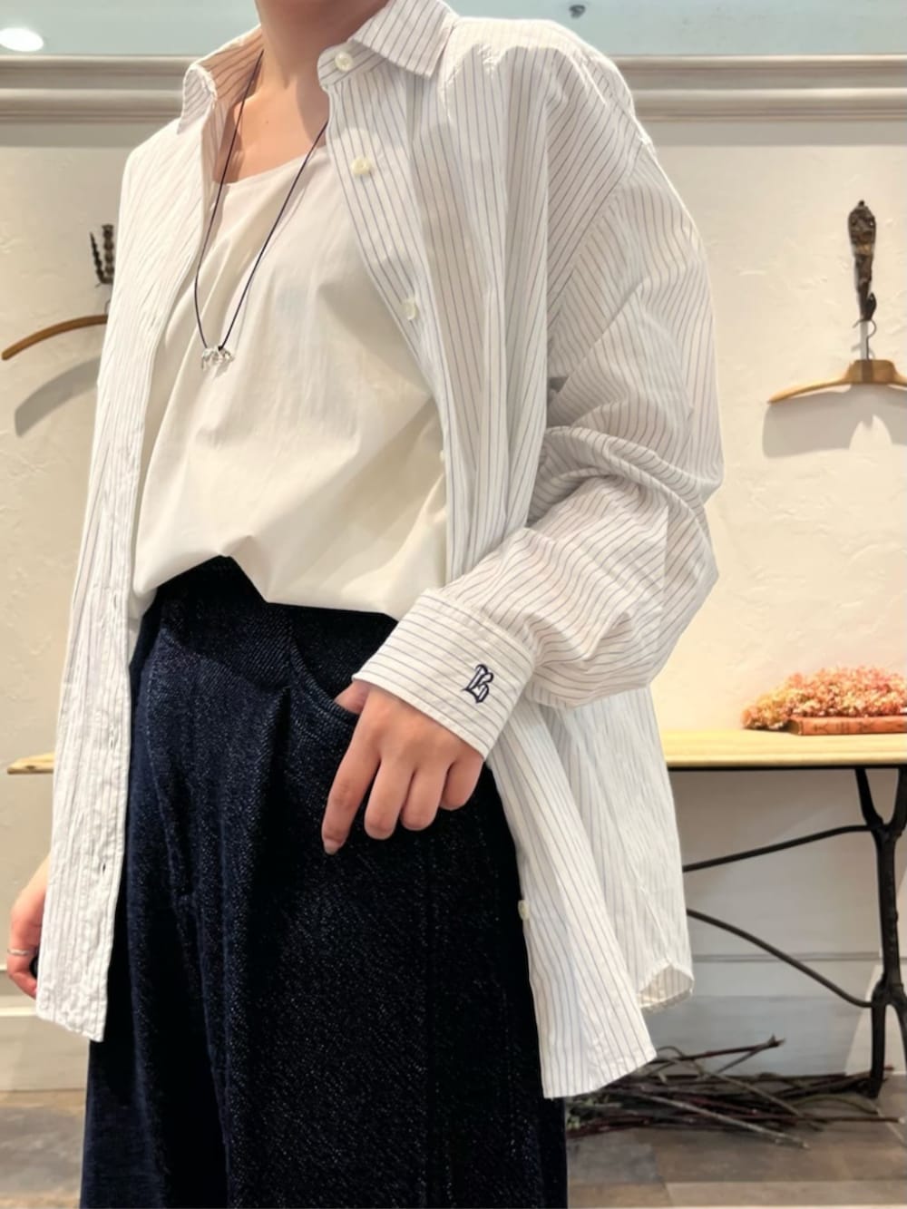 ブラック系のボストンバッグ、ブルー系のその他パンツ、ホワイト系のシャツ/ブラウスを着用したレディースの冬コーディネートの7枚目の写真