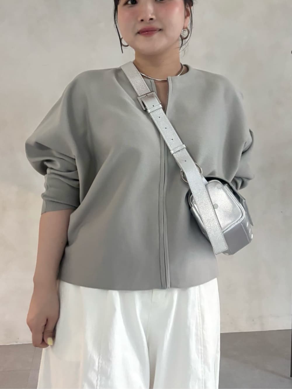 グレー系のカーディガン/ボレロ、ホワイト系のその他パンツ、シルバー系のショルダーバッグを着用したレディースの夏コーディネートの7枚目の写真