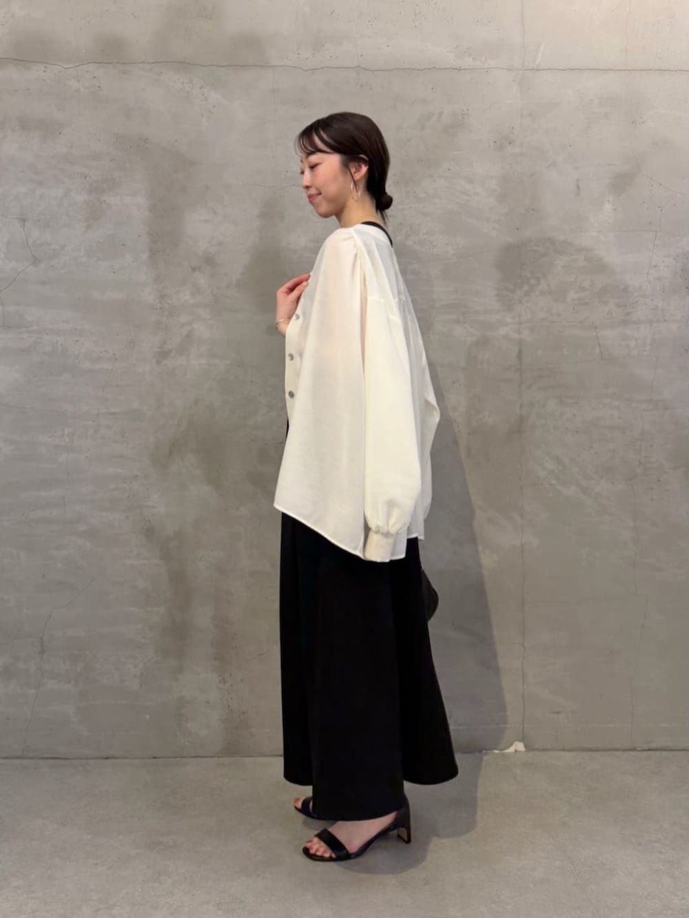 ブラック系のボストンバッグ、ホワイト系のシャツ/ブラウス、ブラック系のワンピースを着用したレディースの春コーディネートの3枚目の写真